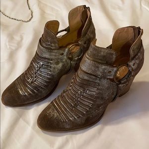 UNBRIDLED ARIAT leather ankle boots